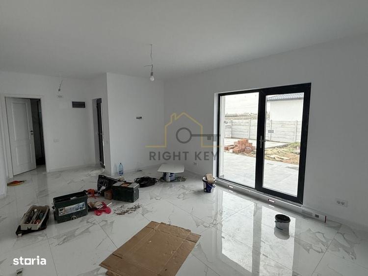 Casă cu 4 camere în Olteni
