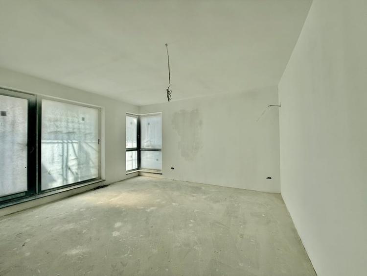 Apartament cu 3 camere semidecomandat în Moșilor