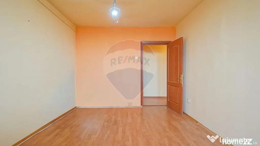 Apartament cu 3 camere decomandat în Astra