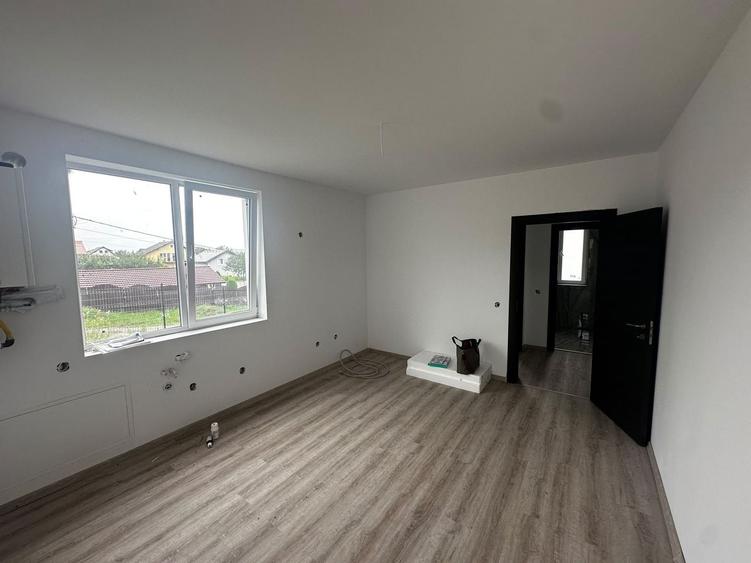 Duplex cu 5 camere cu Canalizare în Exterior Vest