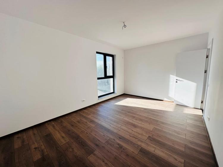 Apartament cu 3 camere semidecomandat în Dămăroaia