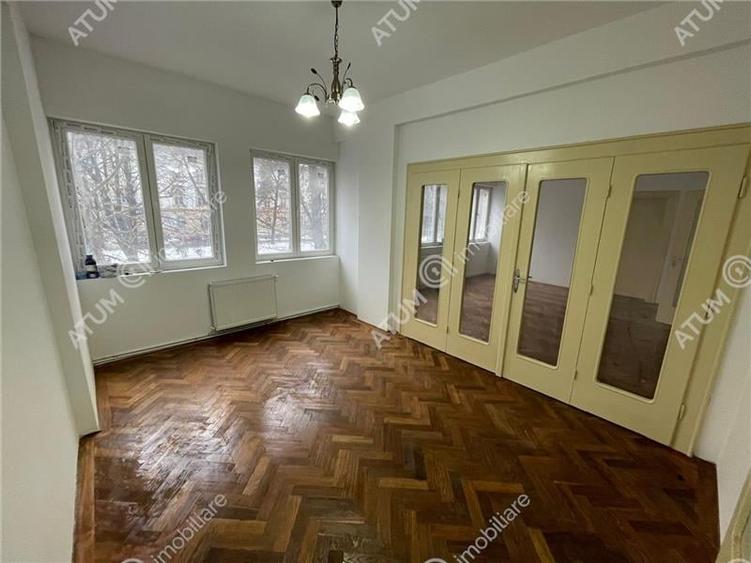 Apartament cu 4 camere decomandat în Central