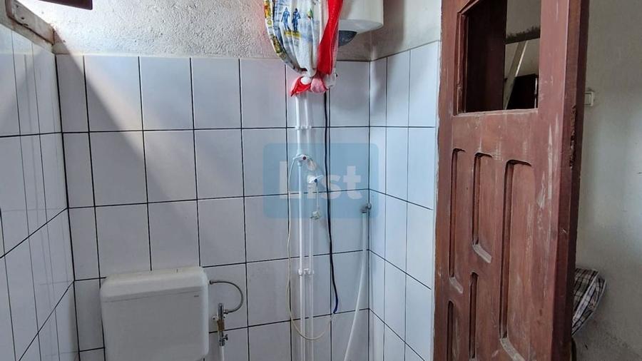 Casă cu 6 camere cu Garaj în Central