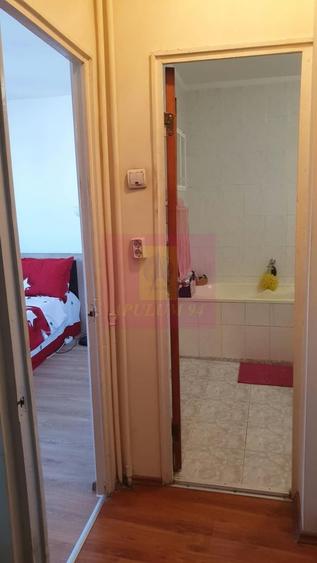 Apartament cu 4 camere semidecomandat în Berceni