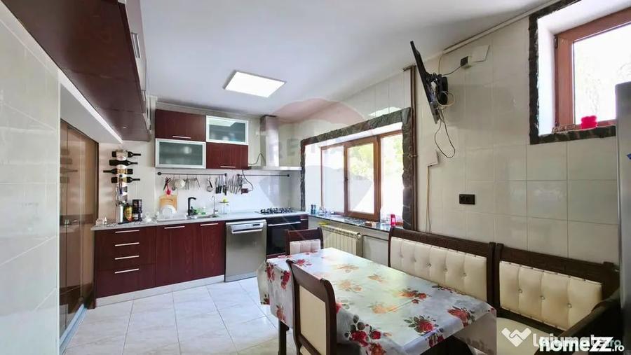 Casă cu 7 camere cu Teren 350 Mp în Lacul Morii