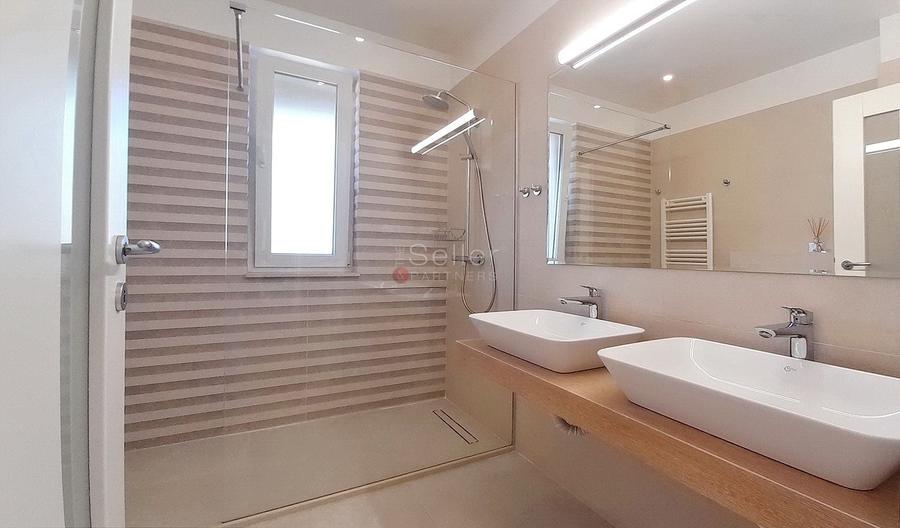 Apartament cu 4 camere decomandat, mobilat în Tractorul