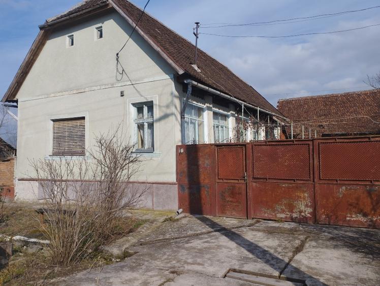 Casă individuală cu 5 camere cu Teren 1800 Mp în Buteni