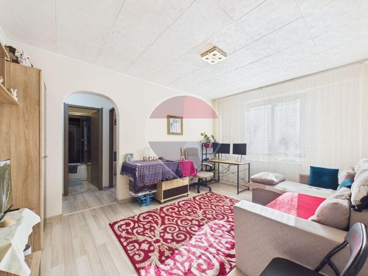 Apartament cu 3 camere semidecomandat în Rahova