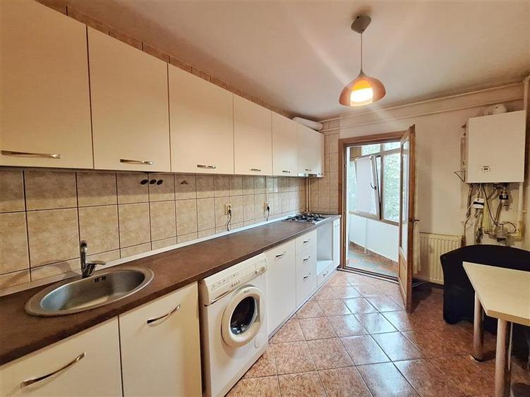 Apartament cu 3 camere decomandat, mobilat în 9 Mai