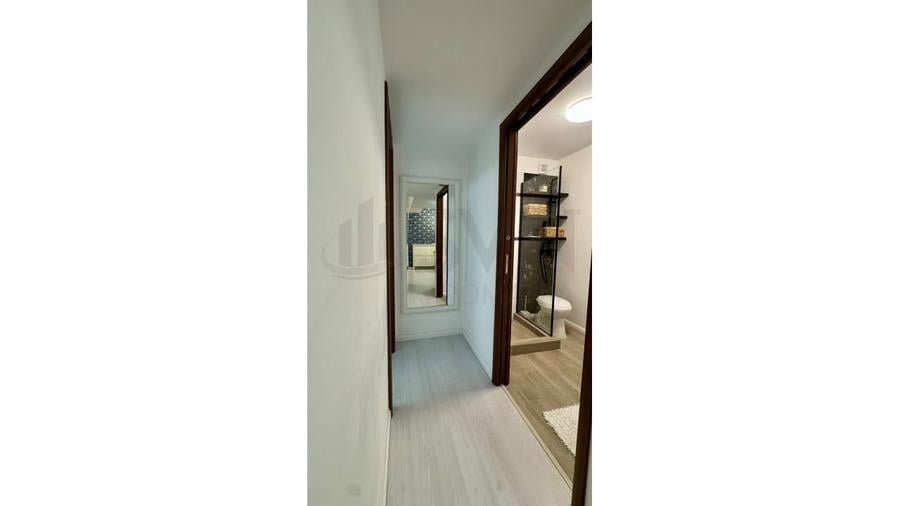 Apartament cu 3 camere semidecomandat în Barbu Văcărescu
