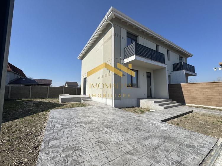 Duplex cu 4 camere cu Canalizare în Utvin