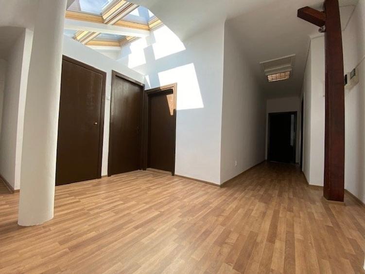 Apartament cu 5 camere decomandat în P-ța Victoriei