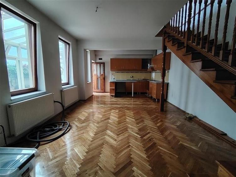 Duplex cu 6 camere cu Canalizare în 1 Decembrie 1918