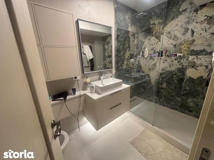 Apartament cu 3 camere semidecomandat, mobilat în Central