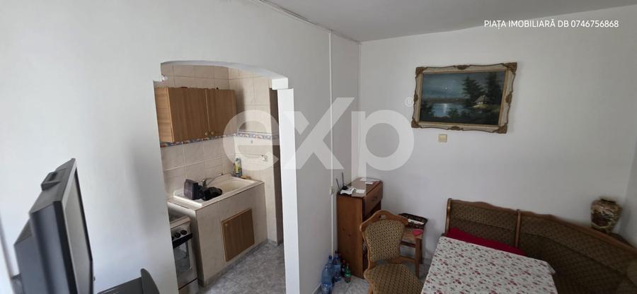 Apartament cu 3 camere decomandat, mobilat în Micro 4