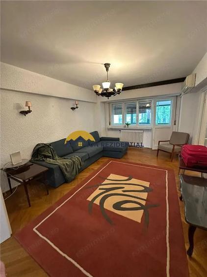 Apartament cu 4 camere decomandat, mobilat în Calea Victoriei