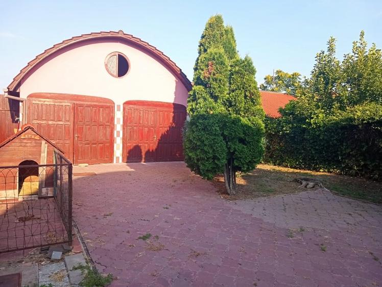 Casă individuală cu 6 camere cu Canalizare în Nădlac