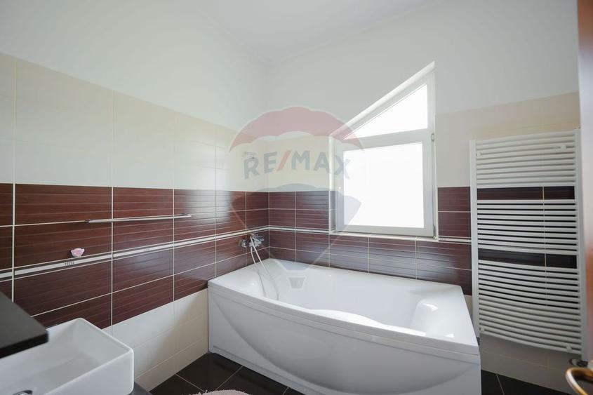 Casă individuală cu 5 camere cu Teren 1000 Mp în Sânmartin