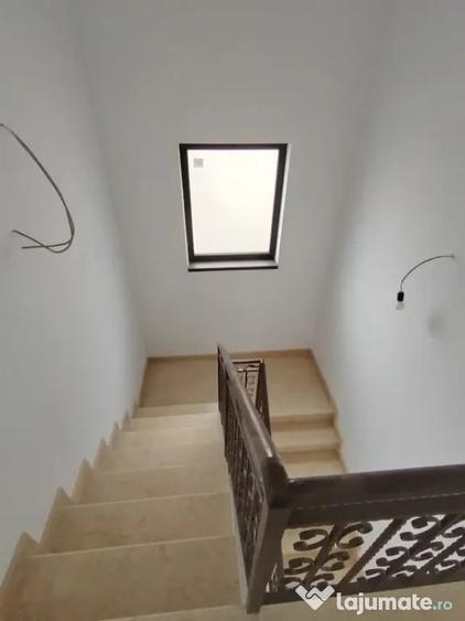Casă cu 7 camere cu Teren 456 Mp în Malu Mare