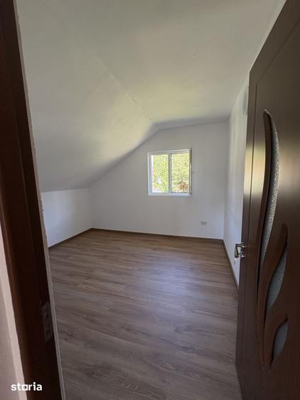 Casă cu 9 camere cu Teren 950 Mp în Cetățeni