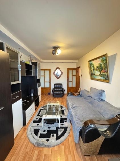 Apartament cu 3 camere semidecomandat în Alexandru cel Bun