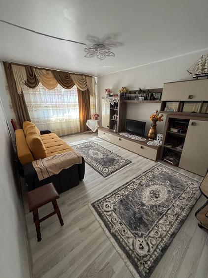 Apartament 3 camere decomandat- zona Poarta 6 - 1