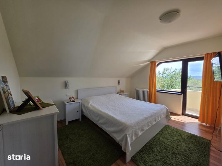 Casă cu 4 camere cu Teren 5095 Mp în Șoimuș