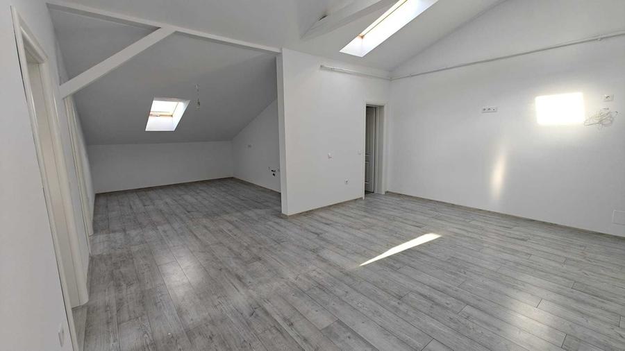 Apartament cu 3 camere semidecomandat în Șelimbăr