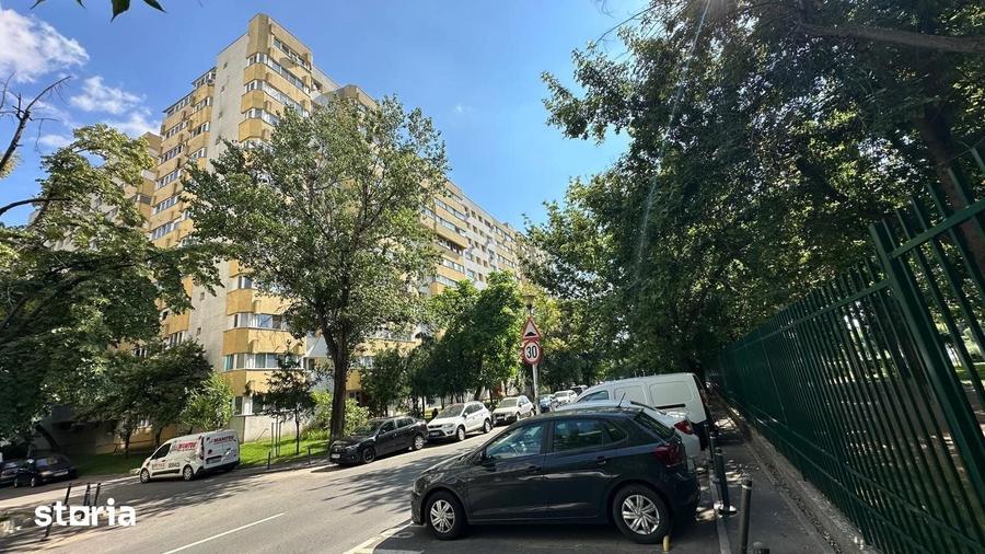 Apartament cu 4 camere semidecomandat în Colentina