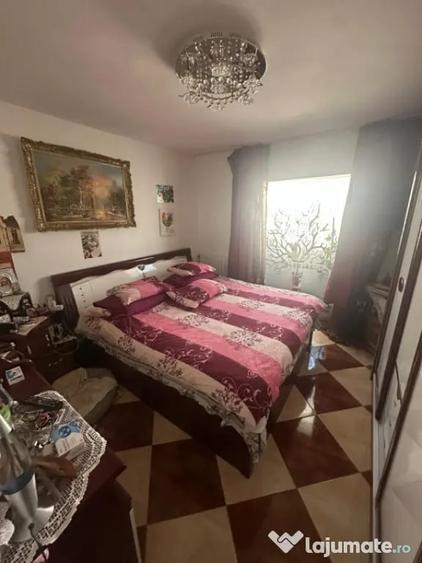 Apartament cu 4 camere decomandat, mobilat în Poarta 6