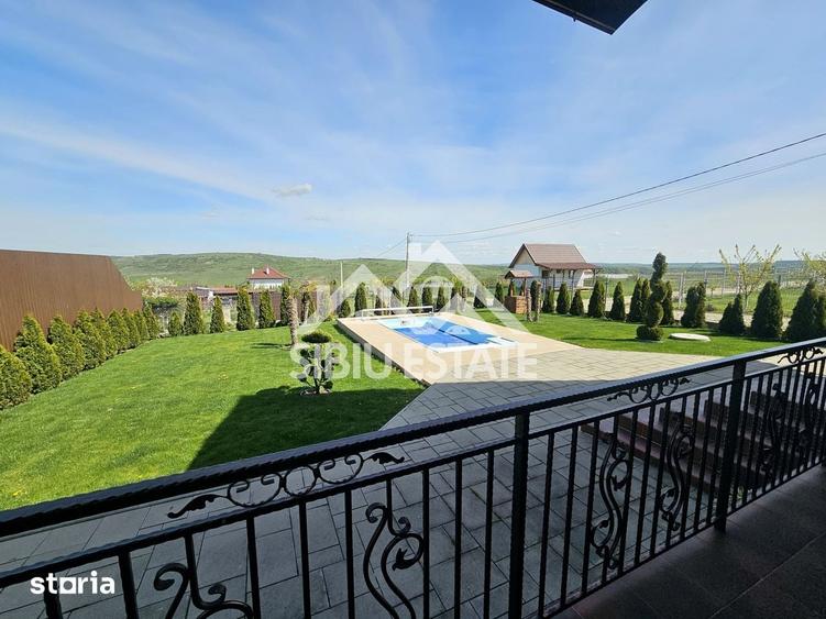 Casă cu 5 camere cu Teren 670 Mp în Roșia
