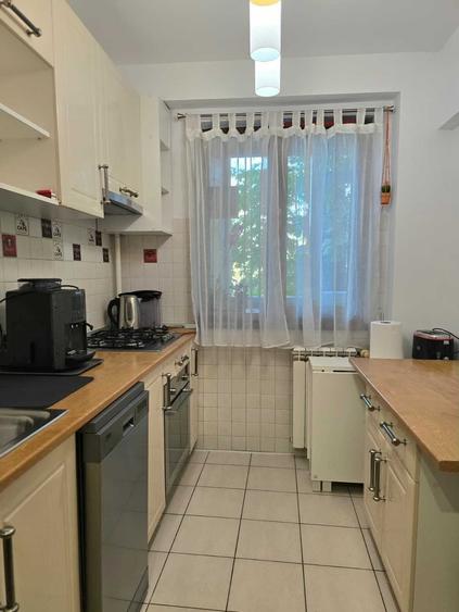 Apartament cu 3 camere semidecomandat în Cotroceni
