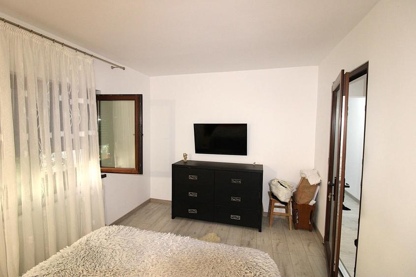 Apartament cu 3 camere decomandat în