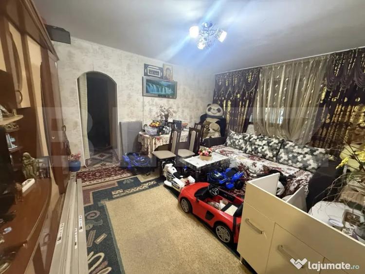 Apartament cu 3 camere semidecomandat în Micro 11