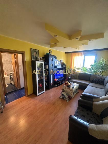Apartament cu 4 camere decomandat, mobilat în Crângași