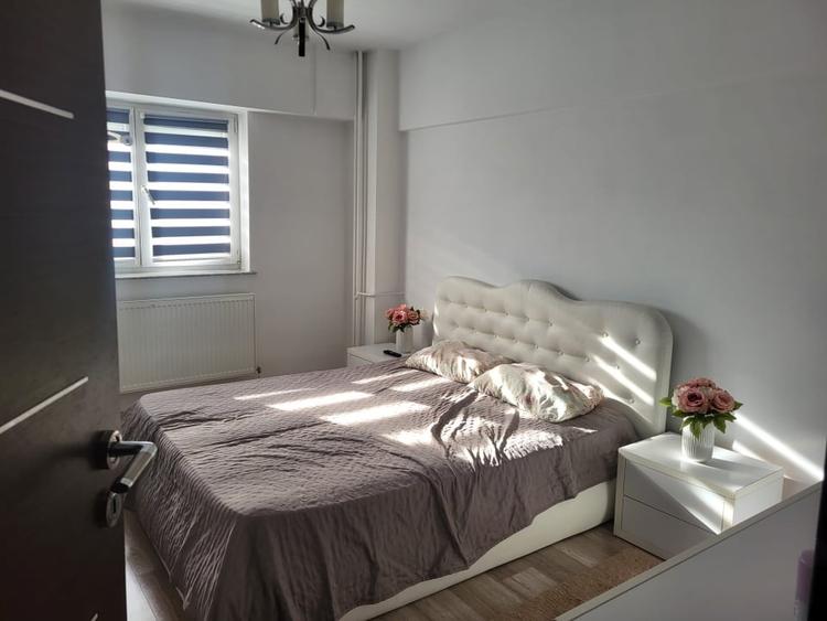 Apartament cu 3 camere decomandat, mobilat în Calea București