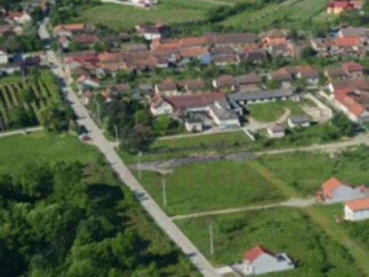 Teren de 5000 mp, în Est