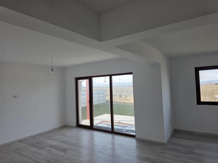 Casă individuală cu 4 camere cu Teren 500 Mp în Bod