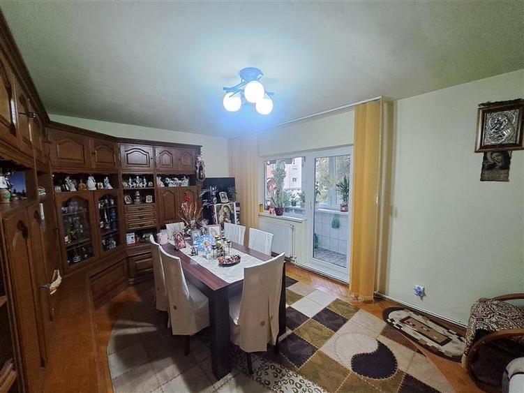 Apartament cu 3 camere decomandat, mobilat în Soarelui