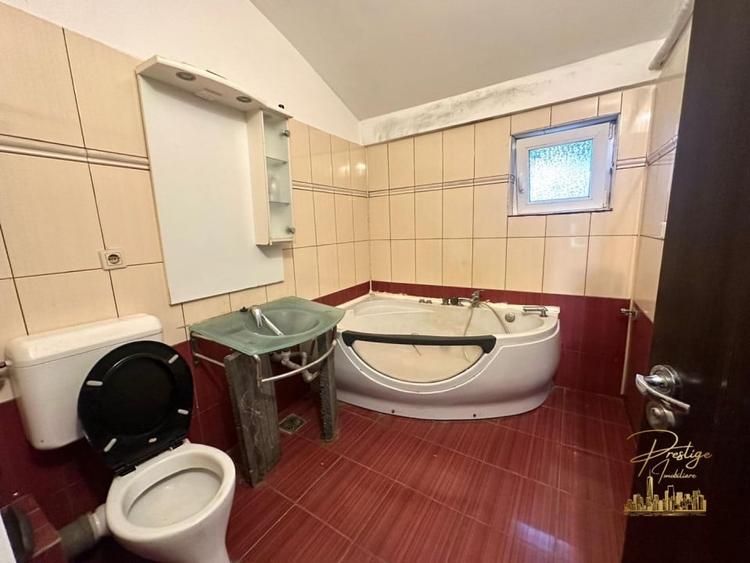 Casă individuală cu 8 camere cu Canalizare în Orașul Nou