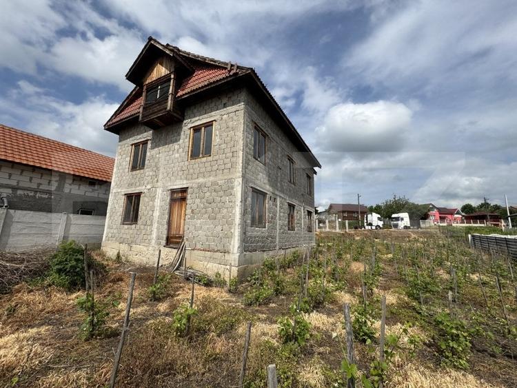 Casă individuală cu 4 camere cu Garaj în Filiași