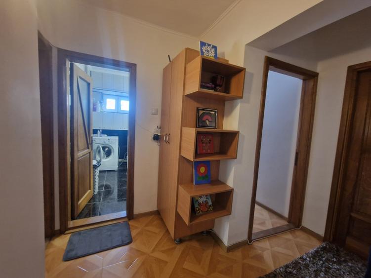 Apartament cu 4 camere decomandat în Nicolina