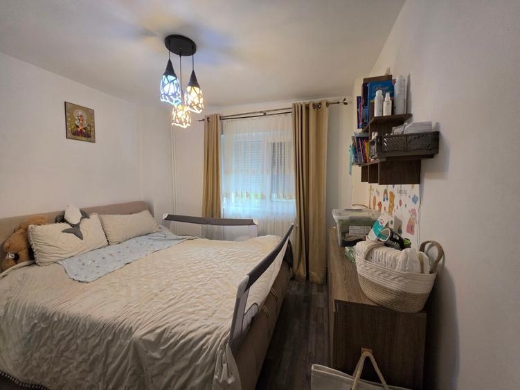Apartament cu 3 camere semidecomandat în Dristor
