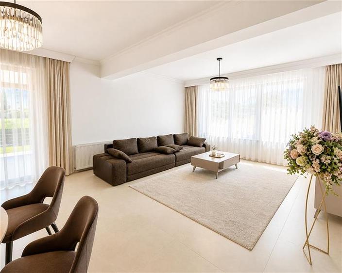 Casă cu 5 camere cu Teren 1250 Mp în Exterior Est