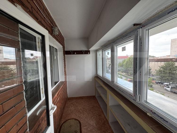 Apartament cu 4 camere decomandat, mobilat în Central