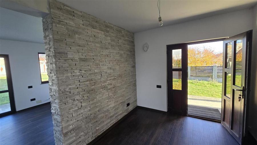 Casă individuală cu 5 camere cu Teren 600 Mp în Mitocu Dragomirnei