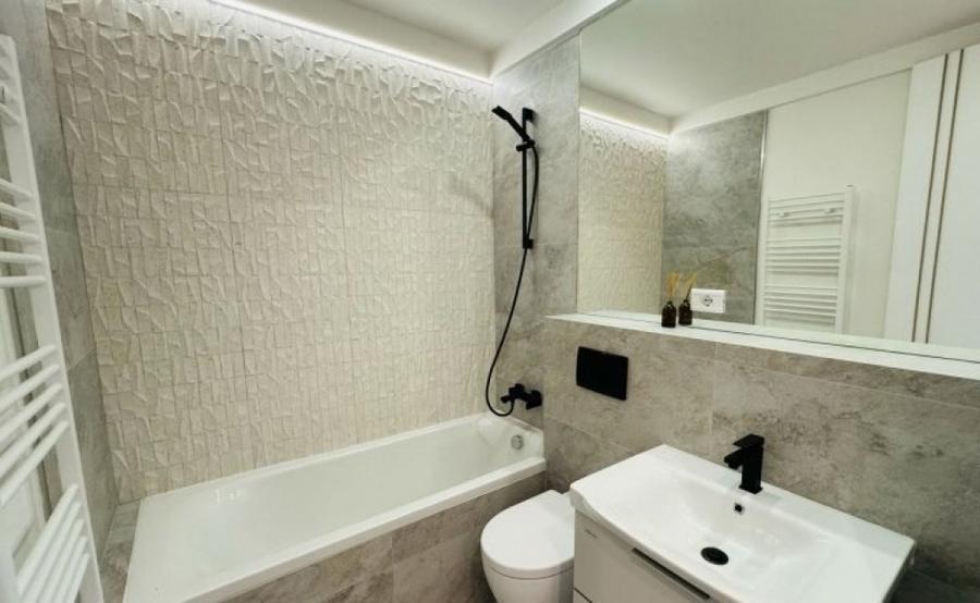 Apartament cu 4 camere decomandat în Tineretului