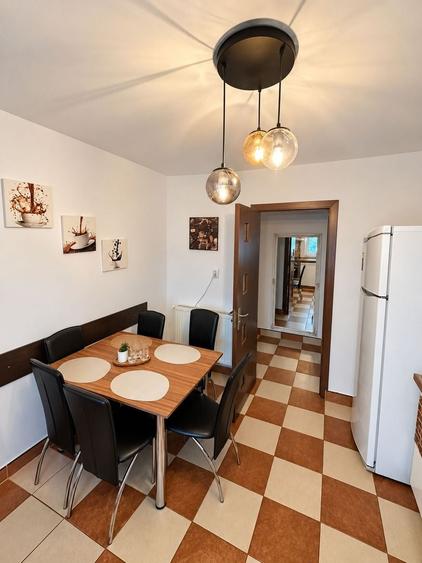 Apartament cu 3 camere decomandat, mobilat în Dâmbovița
