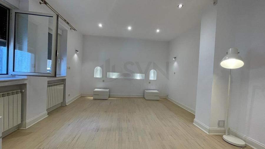 Apartament cu 5 camere semidecomandat, mobilat în Capitale