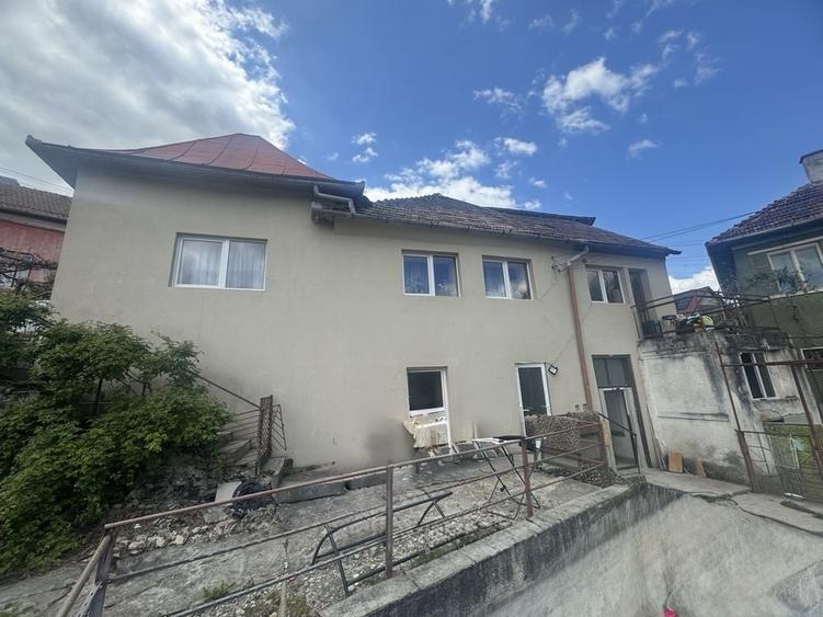 Casă cu 4 camere în Central